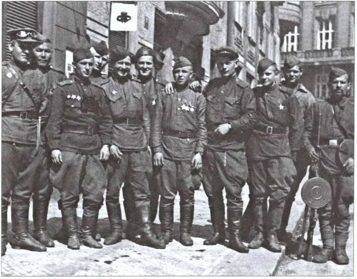 Иллюстрация к книге — Кто освободил Прагу в 1945 г. Загадки Пражского восстания [i_031.jpg]