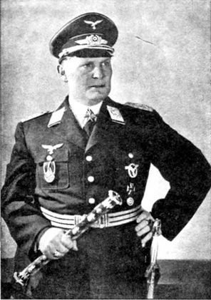 Иллюстрация к книге — Накануне 1941 года. Гитлер идет на Россию [i_016.jpg]