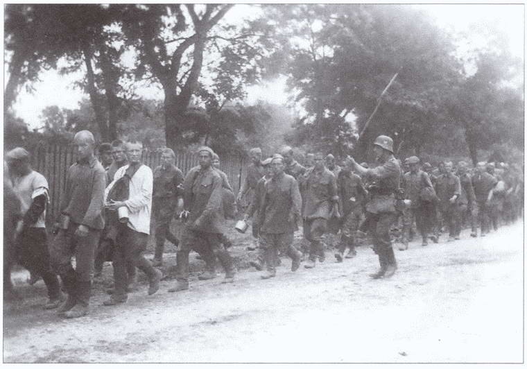 Иллюстрация к книге — Плен. Жизнь и смерть в немецких лагерях [i_009.jpg]