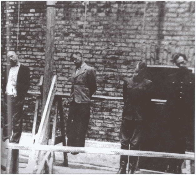 Иллюстрация к книге — Плен. Жизнь и смерть в немецких лагерях [i_032.jpg]