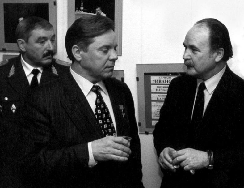 Иллюстрация к книге — Театр абсурда. Во что превратили Россию [i_006.jpg]