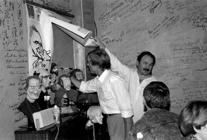 Иллюстрация к книге — Театр абсурда. Во что превратили Россию [i_011.jpg]