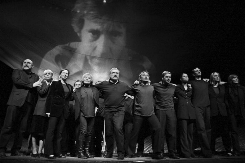 Иллюстрация к книге — Театр абсурда. Во что превратили Россию [i_016.jpg]