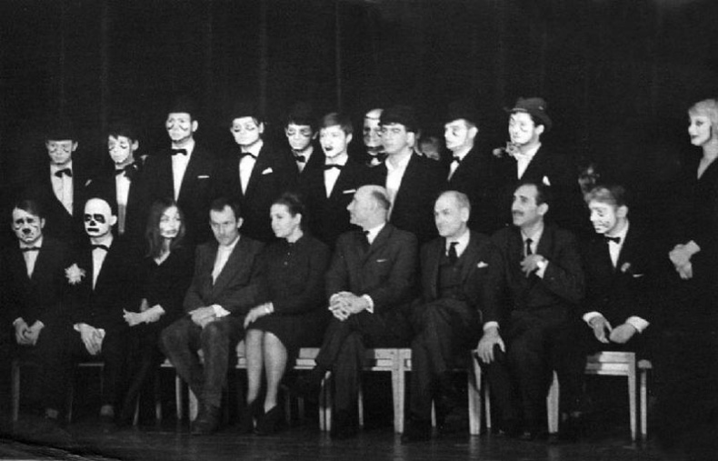 Иллюстрация к книге — Театр абсурда. Во что превратили Россию [i_018.jpg]