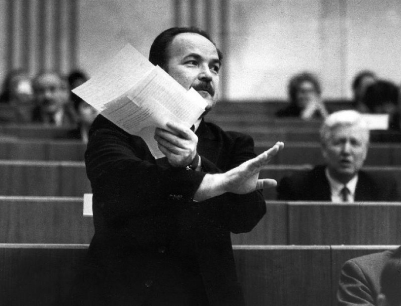 Иллюстрация к книге — Театр абсурда. Во что превратили Россию [i_040.jpg]