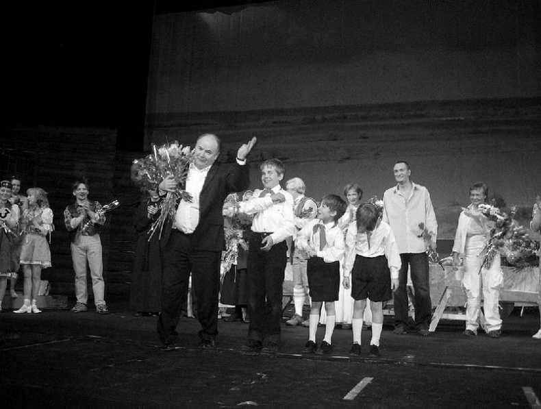 Иллюстрация к книге — Театр абсурда. Во что превратили Россию [i_042.jpg]