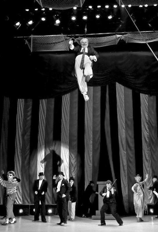 Иллюстрация к книге — Театр абсурда. Во что превратили Россию [i_047.jpg]