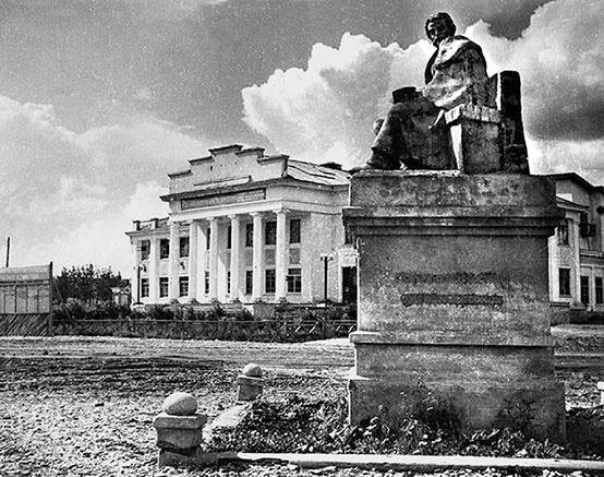 Иллюстрация к книге — Зубы дракона. Мои 30-е годы [i_034.jpg]