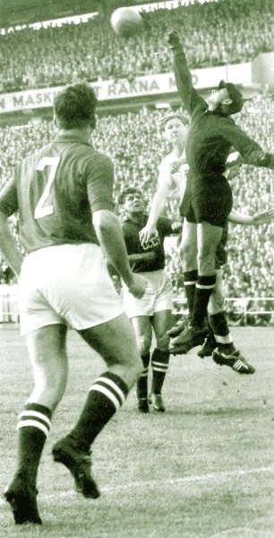 Иллюстрация к книге — Лев Яшин. Легендарный вратарь [i_021.jpg]