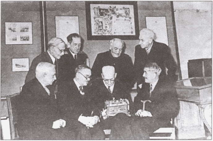 Иллюстрация к книге — Слава и трагедия балтийского линкора [i_012.jpg]