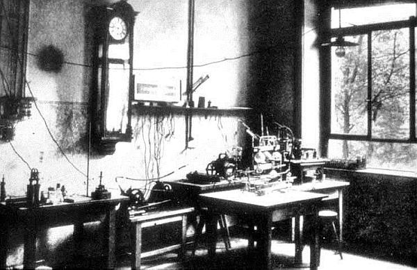 Иллюстрация к книге — Антиподы. Альберт Эйнштейн и другие люди в контексте физики и истории [_15.jpg]