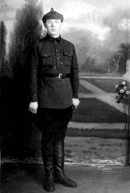 Иллюстрация к книге — Сергей Круглов. Два десятилетия в руководстве органов госбезопасности и внутренних дел СССР [i_012.jpg]