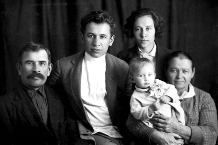 Иллюстрация к книге — Сергей Круглов. Два десятилетия в руководстве органов госбезопасности и внутренних дел СССР [i_016.jpg]