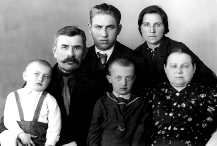 Иллюстрация к книге — Сергей Круглов. Два десятилетия в руководстве органов госбезопасности и внутренних дел СССР [i_024.jpg]