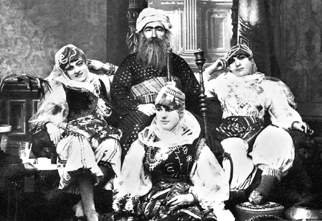 Иллюстрация к книге — Наложницы. Тайная жизнь восточного гарема [i_002.jpg]