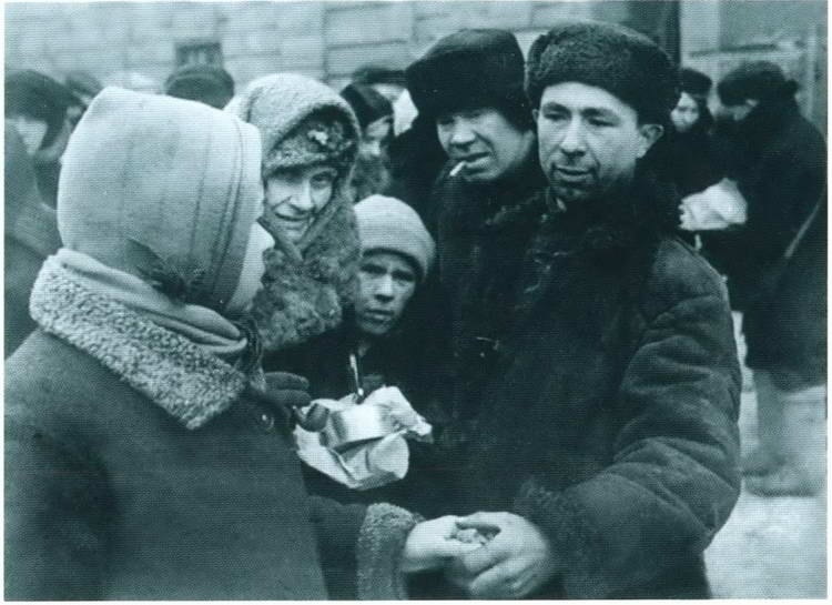 Иллюстрация к книге — Повседневная жизнь блокадного Ленинграда [i_047.jpg]