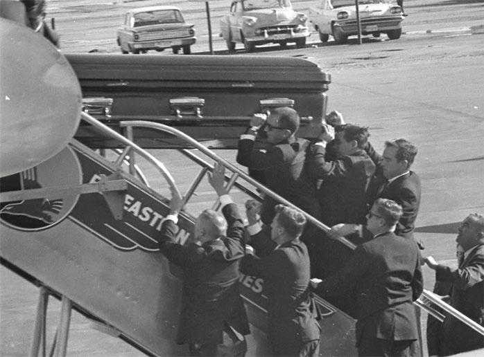 Иллюстрация к книге — Анатомия убийства. Гибель Джона Кеннеди. Тайны следствия [i_013.jpg]