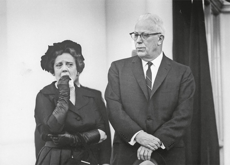 Иллюстрация к книге — Анатомия убийства. Гибель Джона Кеннеди. Тайны следствия [i_016.jpg]