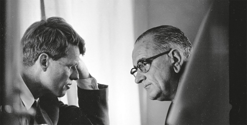 Иллюстрация к книге — Анатомия убийства. Гибель Джона Кеннеди. Тайны следствия [i_018.jpg]