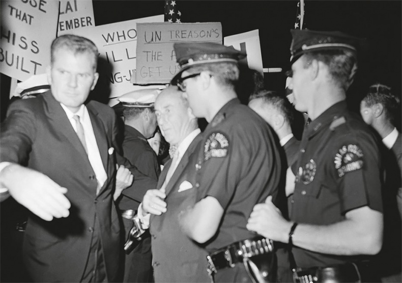 Иллюстрация к книге — Анатомия убийства. Гибель Джона Кеннеди. Тайны следствия [i_022.jpg]