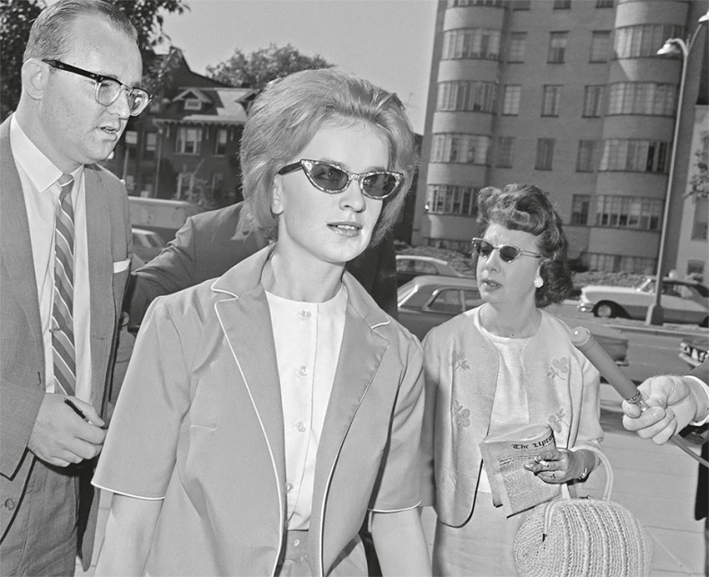 Иллюстрация к книге — Анатомия убийства. Гибель Джона Кеннеди. Тайны следствия [i_077.jpg]