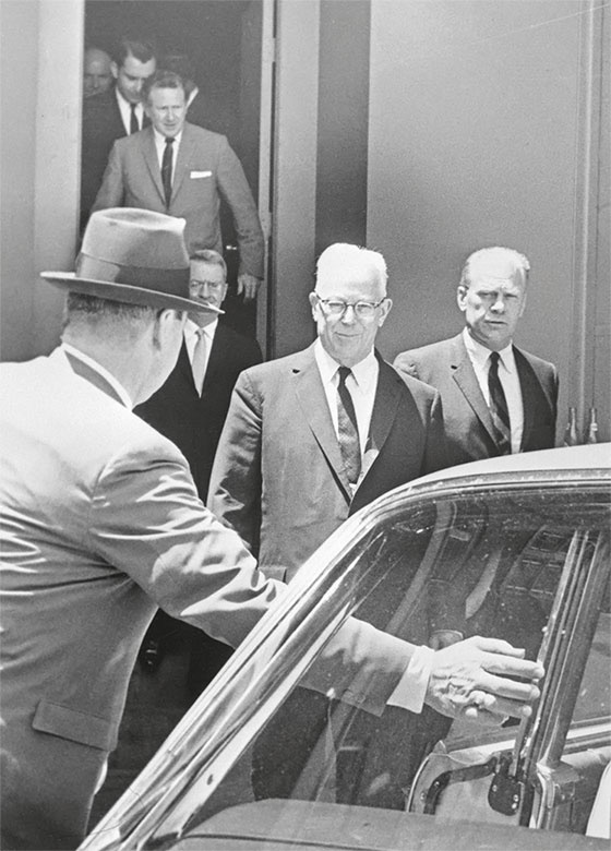 Иллюстрация к книге — Анатомия убийства. Гибель Джона Кеннеди. Тайны следствия [i_087.jpg]