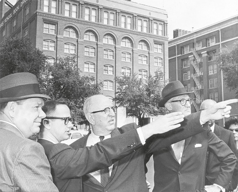 Иллюстрация к книге — Анатомия убийства. Гибель Джона Кеннеди. Тайны следствия [i_088.jpg]