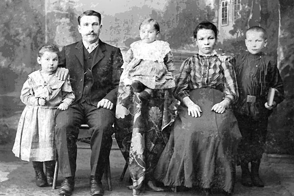 Иллюстрация к книге — Октябрьский детектив. К 100-летию революции [i_005.jpg]