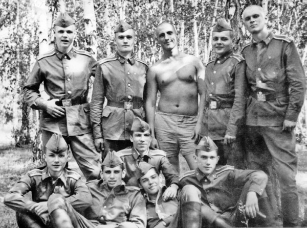 Иллюстрация к книге — Швабра, Ленин, АКМ. Правдивые истории из жизни военного училища [i_004.jpg]