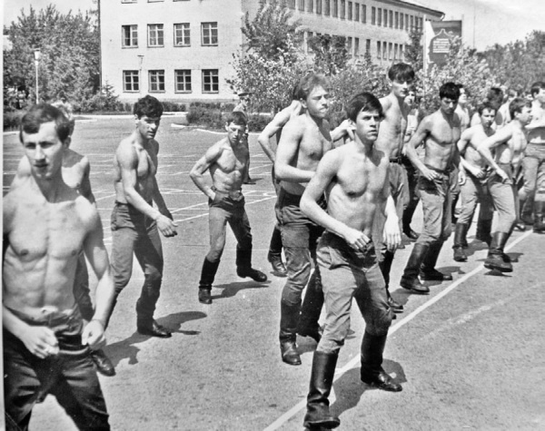 Иллюстрация к книге — Швабра, Ленин, АКМ. Правдивые истории из жизни военного училища [i_006.jpg]