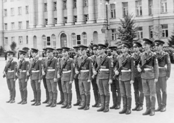 Иллюстрация к книге — Швабра, Ленин, АКМ. Правдивые истории из жизни военного училища [i_009.jpg]