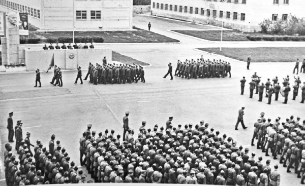 Иллюстрация к книге — Швабра, Ленин, АКМ. Правдивые истории из жизни военного училища [i_010.jpg]