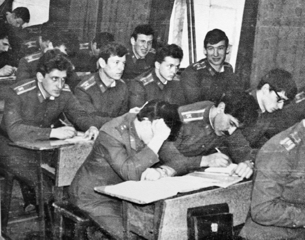 Иллюстрация к книге — Швабра, Ленин, АКМ. Правдивые истории из жизни военного училища [i_011.jpg]