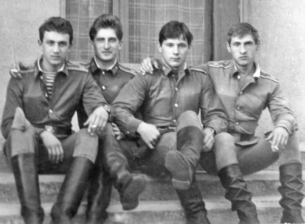 Иллюстрация к книге — Швабра, Ленин, АКМ. Правдивые истории из жизни военного училища [i_018.jpg]