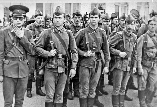 Иллюстрация к книге — Швабра, Ленин, АКМ. Правдивые истории из жизни военного училища [i_021.jpg]