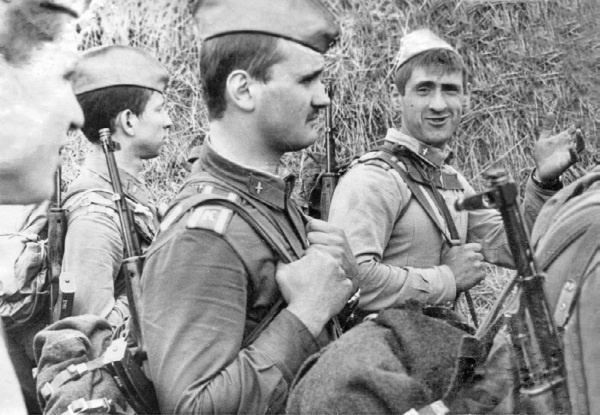 Иллюстрация к книге — Швабра, Ленин, АКМ. Правдивые истории из жизни военного училища [i_023.jpg]