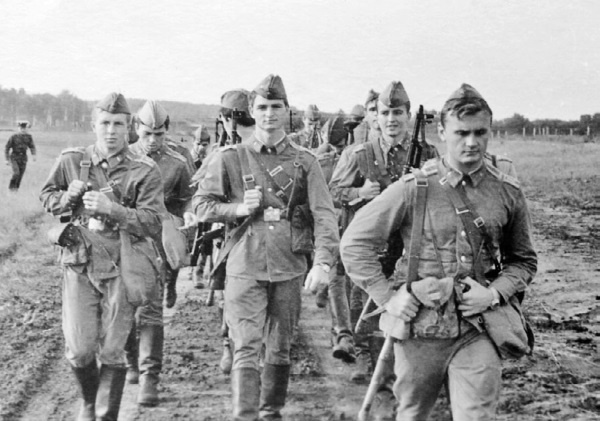 Иллюстрация к книге — Швабра, Ленин, АКМ. Правдивые истории из жизни военного училища [i_027.jpg]