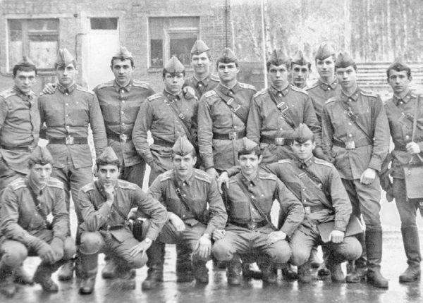 Иллюстрация к книге — Швабра, Ленин, АКМ. Правдивые истории из жизни военного училища [i_040.jpg]