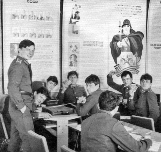 Иллюстрация к книге — Швабра, Ленин, АКМ. Правдивые истории из жизни военного училища [i_054.jpg]