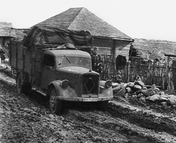 Иллюстрация к книге — Автонашествие на СССР. Трофейные и лендлизовские автомобили [i_045.jpg]