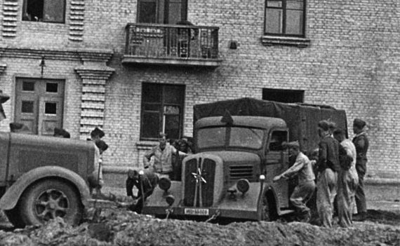 Иллюстрация к книге — Автонашествие на СССР. Трофейные и лендлизовские автомобили [i_062.jpg]