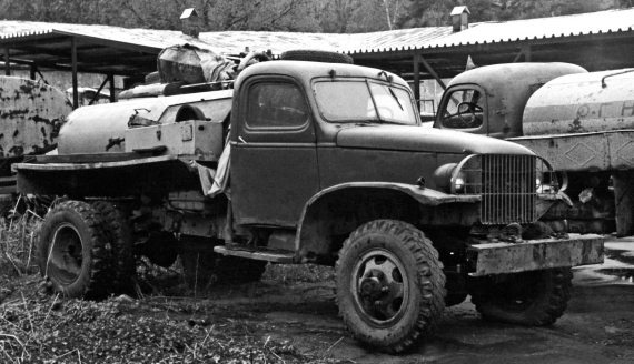 Иллюстрация к книге — Автонашествие на СССР. Трофейные и лендлизовские автомобили [i_173.jpg]