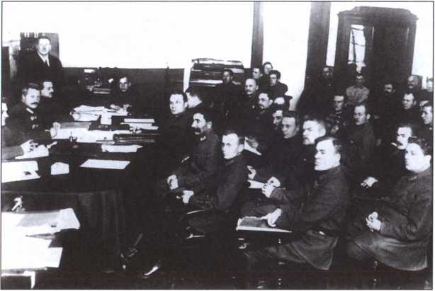 Иллюстрация к книге — Жизнь военный элиты. За фасадом благополучия. 1918-1953 гг. [i_005.jpg]