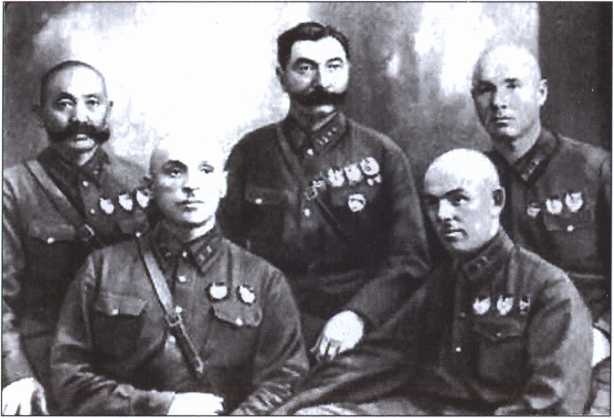 Иллюстрация к книге — Жизнь военный элиты. За фасадом благополучия. 1918-1953 гг. [i_008.jpg]