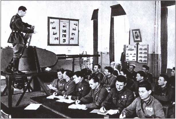 Иллюстрация к книге — Жизнь военный элиты. За фасадом благополучия. 1918-1953 гг. [i_009.jpg]