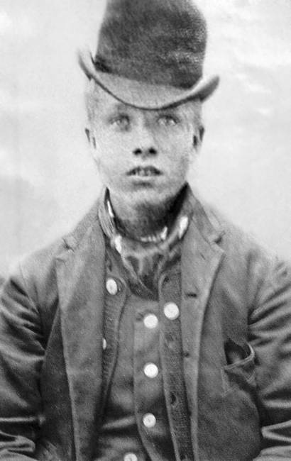 Иллюстрация к книге — «Острые козырьки»: как это было. Билли Кимбер, «Бирмингемская банда» и ипподромные войны 1920-х [i_009.jpg]