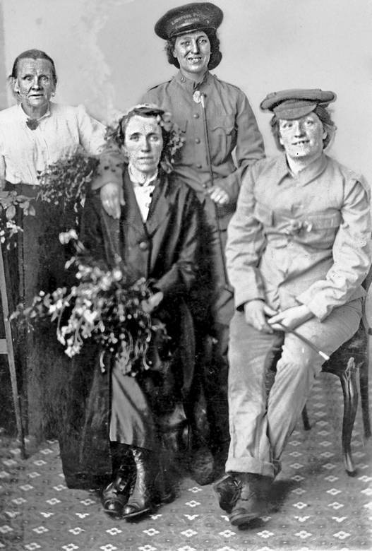 Иллюстрация к книге — «Острые козырьки»: как это было. Билли Кимбер, «Бирмингемская банда» и ипподромные войны 1920-х [i_012.jpg]