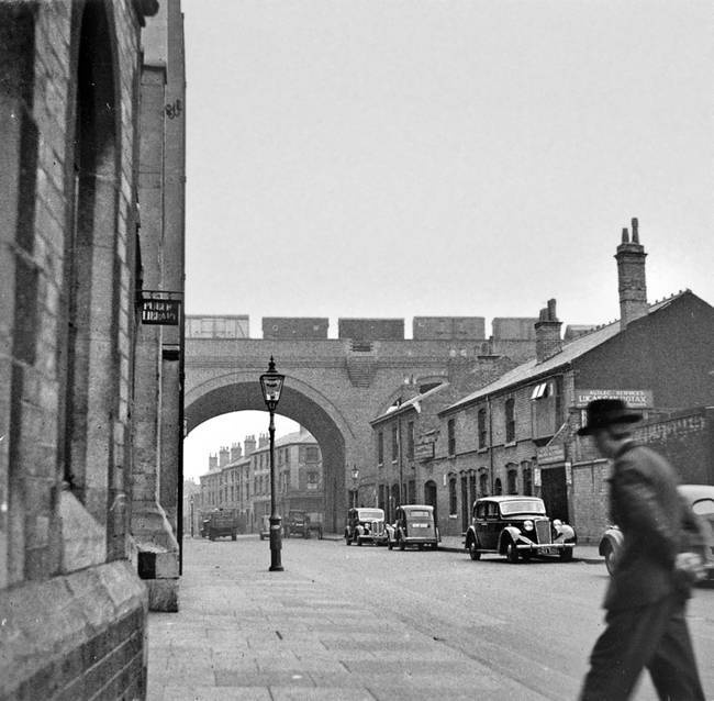 Иллюстрация к книге — «Острые козырьки»: как это было. Билли Кимбер, «Бирмингемская банда» и ипподромные войны 1920-х [i_018.jpg]