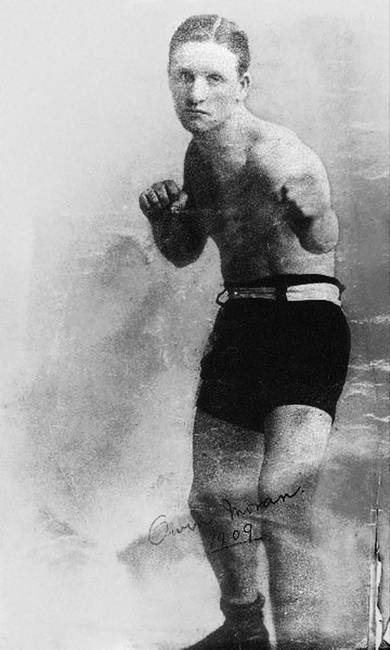 Иллюстрация к книге — «Острые козырьки»: как это было. Билли Кимбер, «Бирмингемская банда» и ипподромные войны 1920-х [i_030.jpg]