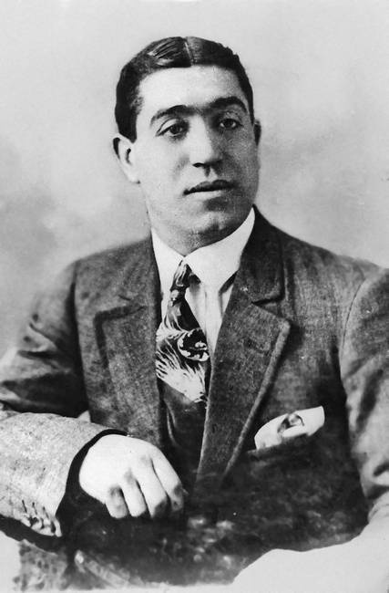 Иллюстрация к книге — «Острые козырьки»: как это было. Билли Кимбер, «Бирмингемская банда» и ипподромные войны 1920-х [i_036.jpg]